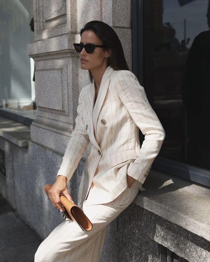  Elegant business casual outfit for women – light blazer, neutral trousers, silk blouse, minimal accessories.